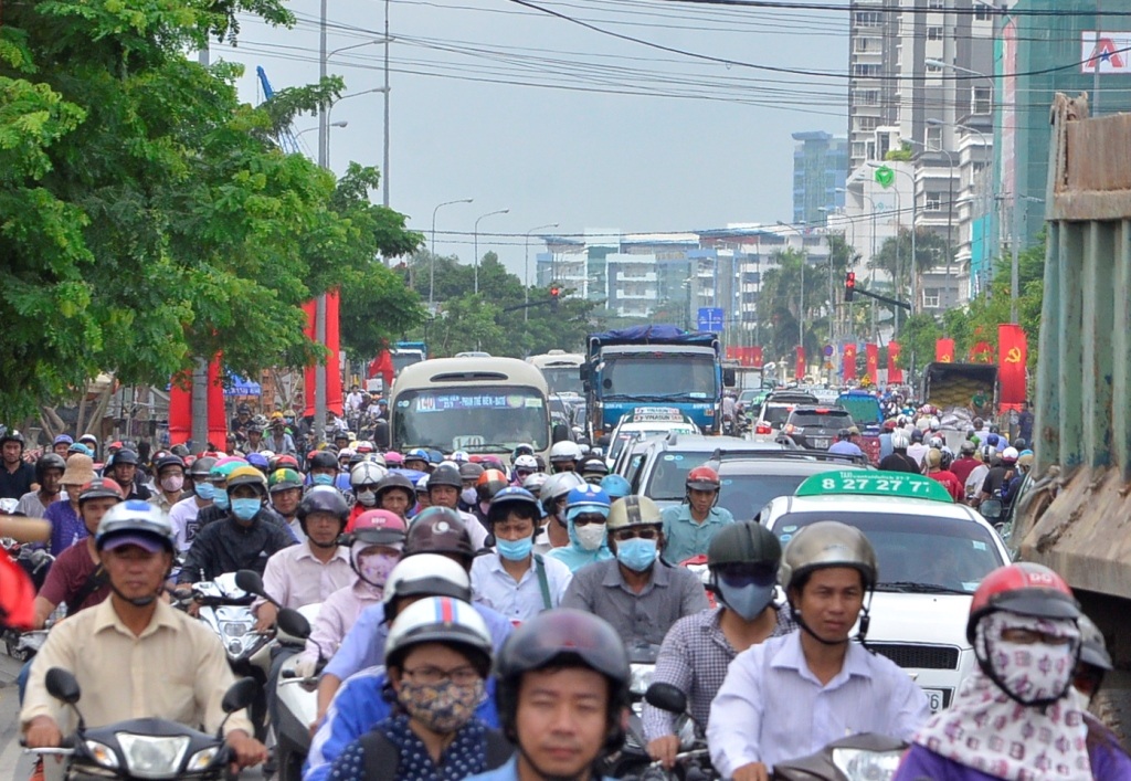 Các phương tiện nối đuôi nhau trên cầu Kênh Tẻ.