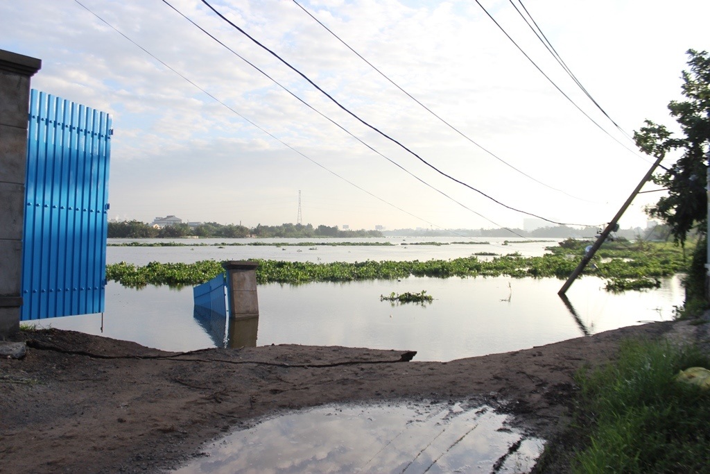 Một đoạn đường bị sông ănmất