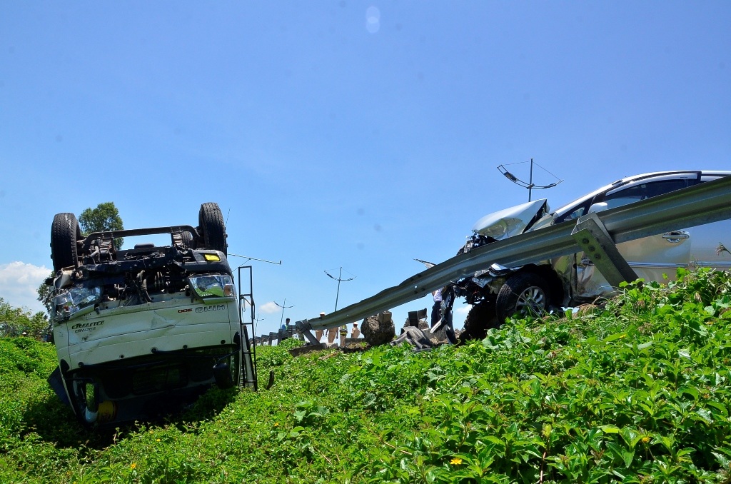 Lan can cao tốc đã ngăn chiếc xe 7 chỗ lao xuống mương nước