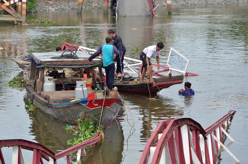 Các công nhân đang khắc phục sự cố sập cầu