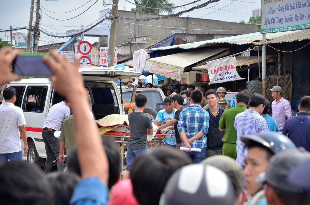 Thi thể nạn nhân được chuyển đi