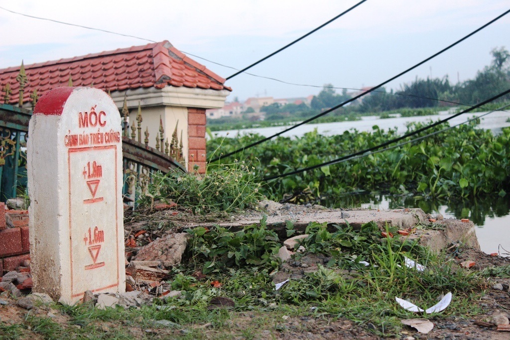 Đường dây điện đi qua đây bị nhấn chìm xuống sông khiến cả khu vực mất điện