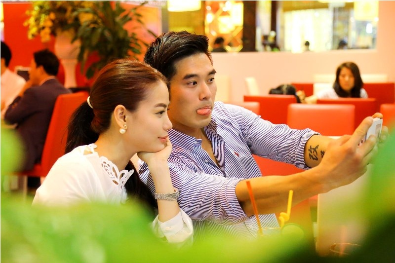 Bắt gặp Trương Ngọc Ánh vui vẻ bên “trai lạ”