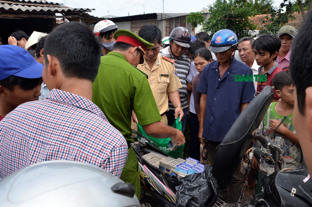 Hai mẹ con chở thuốc lá lậu thương vong, nghi do bị rượt đuổi - 5 Thuốc lá lậu công an thu giữ trong xe máy của Khánh.