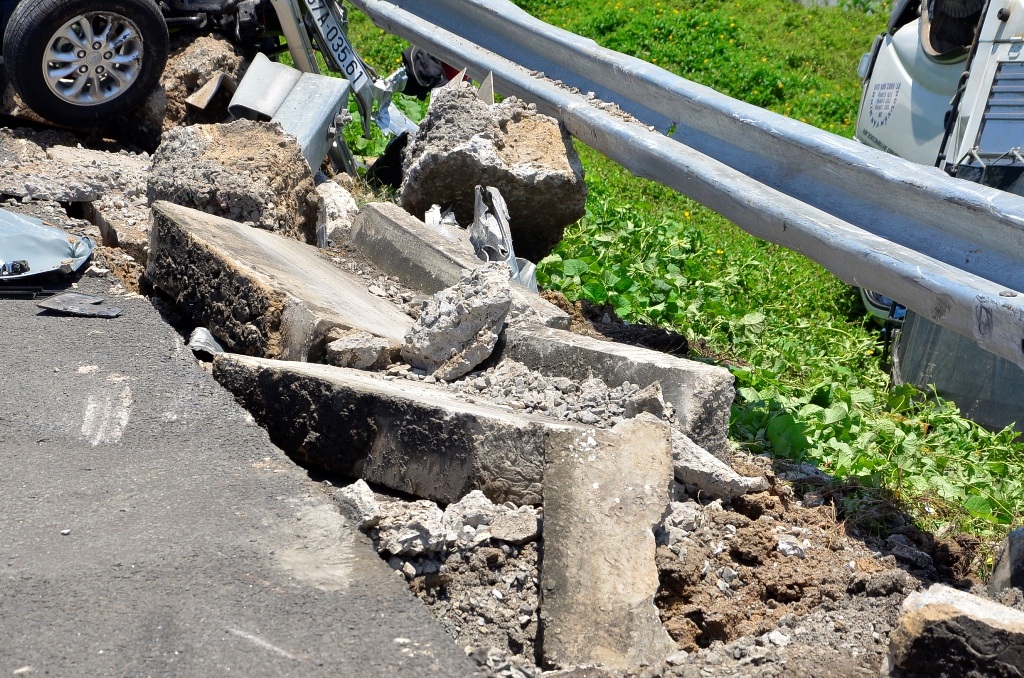 Lan can cao tốc đã ngăn chiếc xe 7 chỗ lao xuống mương nước