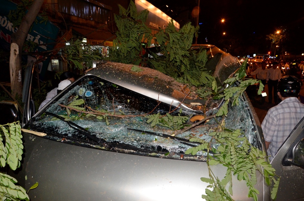 Chiếc ô tô 16 chỗ bị hư hỏng nặng sau sự cố