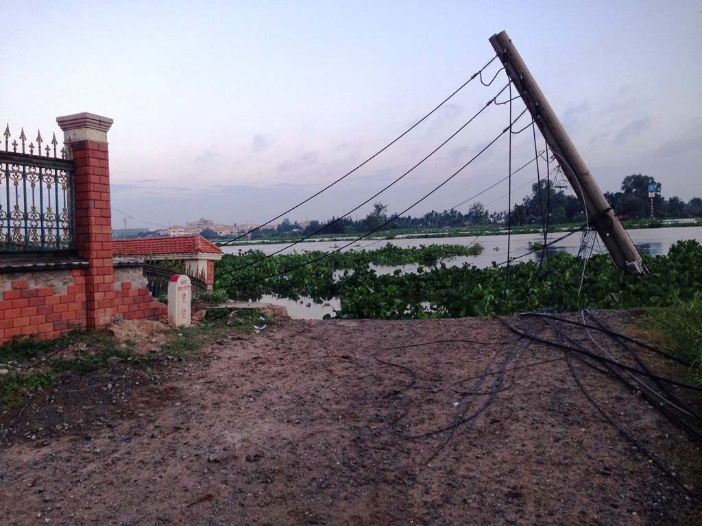 Đường dây điện đi qua đây bị nhấn chìm xuống sông khiến cả khu vực mất điện