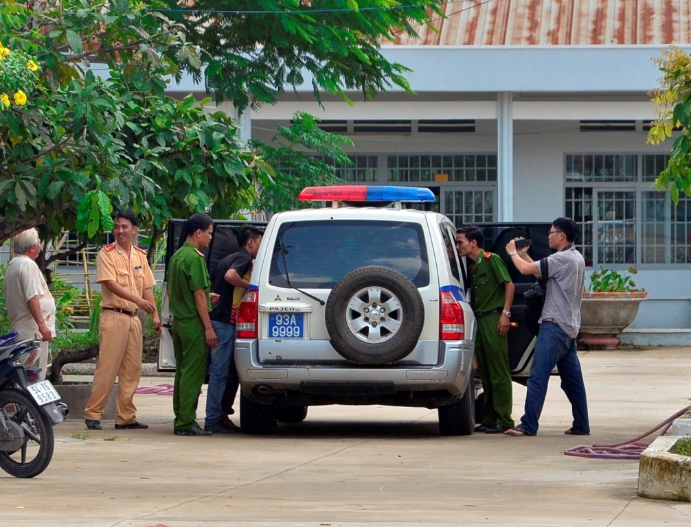 Đúng 10h sáng 11/7, công an áp giải Vũ Văn Tiến lên xe di lý về Bình Phước