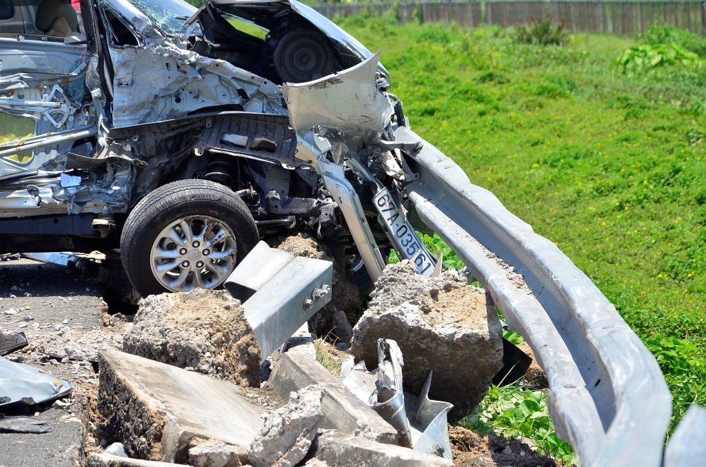 Lan can cao tốc đã ngăn chiếc xe 7 chỗ lao xuống mương nước