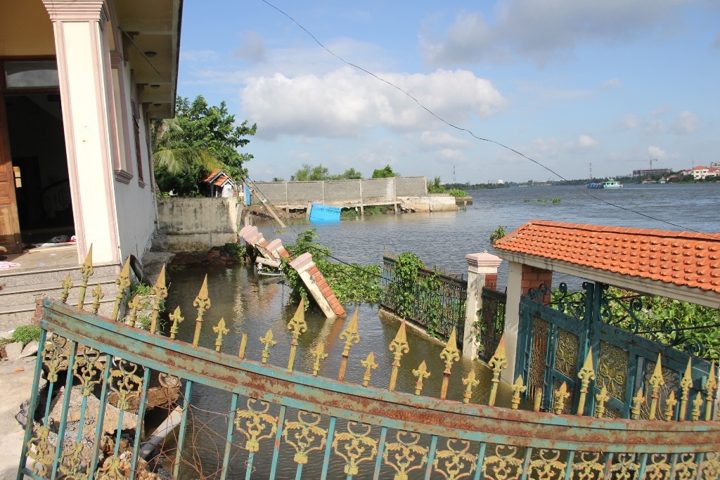 Phần tường nhà dân nằm trọn dưới sông.