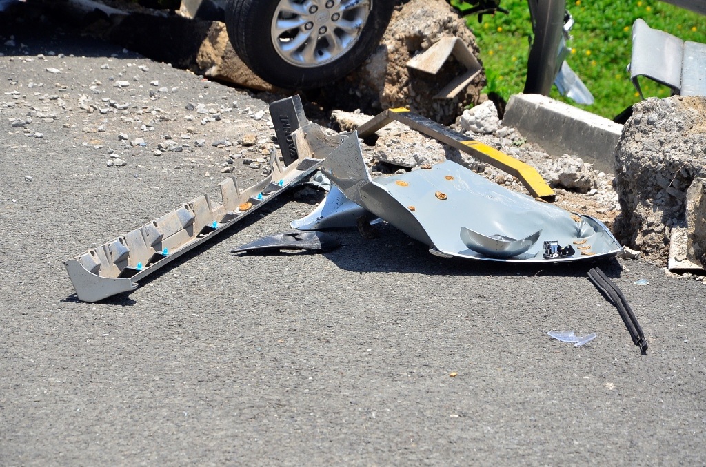 Nhiều mảnh vỡ ô tô vương vãi trên đường