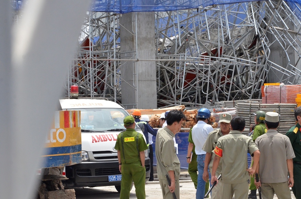 Xe cứu hộ đưa thi thể nạn nhân ra ngoài