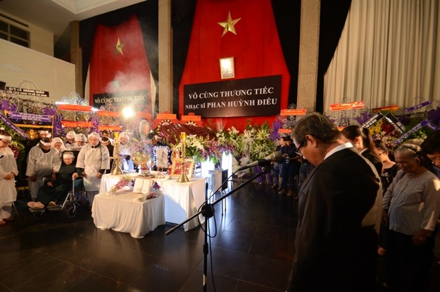 Nước mắt tiếc thương tiễn đưa nhạc sĩ Phan Huỳnh Điểu - 3 Gia đình, bạn bè thắp nén nhang lần cuối để tiễn đưa nhạc sĩ