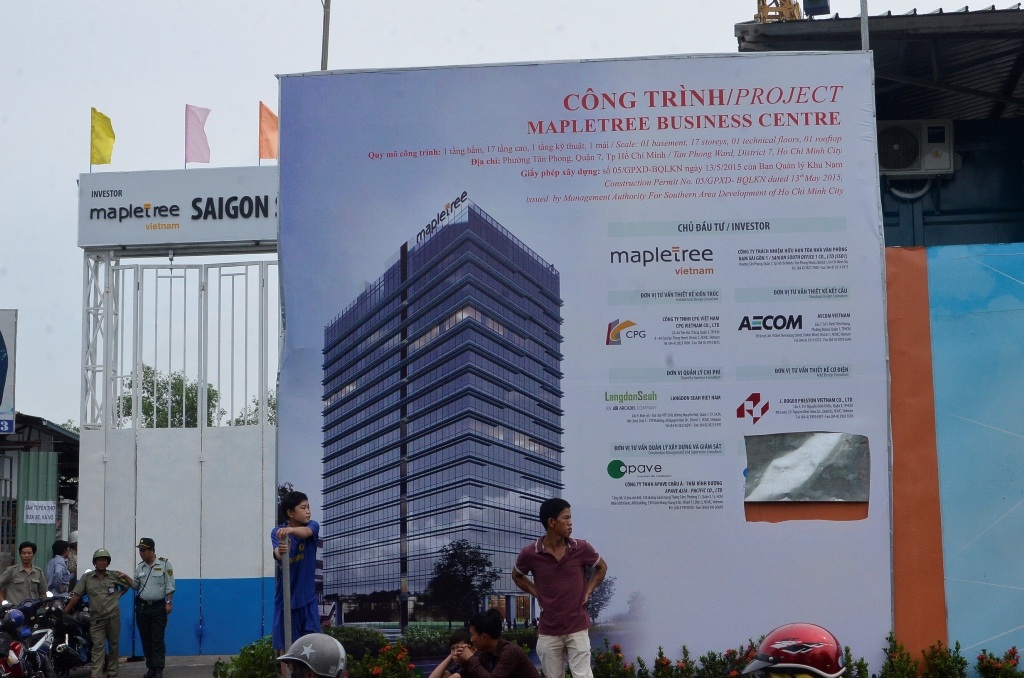 Biển công bố thông tin bên ngoài công trình.