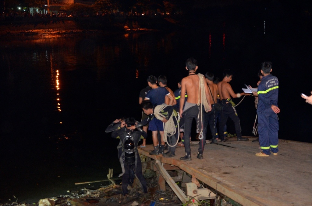 Lực lượng cứu nạn cứu hộ có mặt tại hiện trường để tìm kiếm người mất tích