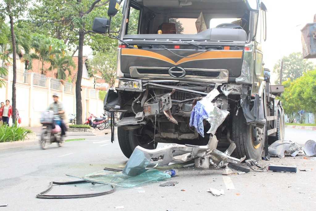 Chiếc container mất lái gây tai nạn.