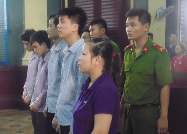 49 năm tù cho băng nhóm buôn bán ma túy - 1 Các bị cáo tại phiên tòa xét xử
