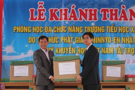 Khánh thành công trình phòng học Dân trí thứ 4 tại Trường tiểu học Ninh Sơn - Bắc Giang - 3
Ông Matsumoto Akishige, đại diện Shinnyo-en Nhật Bản (phải) trao máy tính đến lãnh đạo trường tiểu học Ninh Sơn