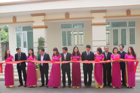 Khánh thành công trình phòng học Dân trí thứ 4 tại Trường tiểu học Ninh Sơn - Bắc Giang - 4
Các đại biểu cắt băng khánh thành công trình phòng học đa chức năng Trường tiểu học Ninh Sơn, Việt Yên, Bắc Giang