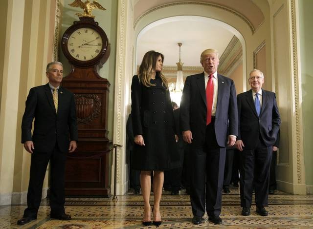 Vợ chồng Tổng thống đắc cử Donald Trump thăm điện Capitol - 1
Tổng thống đắc cử Donald Trump và phu nhân Melania tới thăm Điện Capitol vào đầu giờ chiều ngày 10/11.