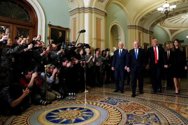 Vợ chồng Tổng thống đắc cử Donald Trump thăm điện Capitol - 4
Vợ chồng ông Donald Trump nắm tay nhau khi thăm Điện Capitol trước sự chứng kiến của đông đảo phóng viên.
