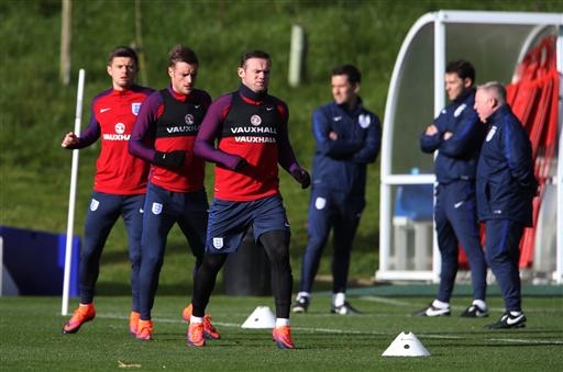 Rooney tươi rói trên sân tập cùng tuyển Anh - 10
Rooney (trước), Vardy (giữa) trên sân tập