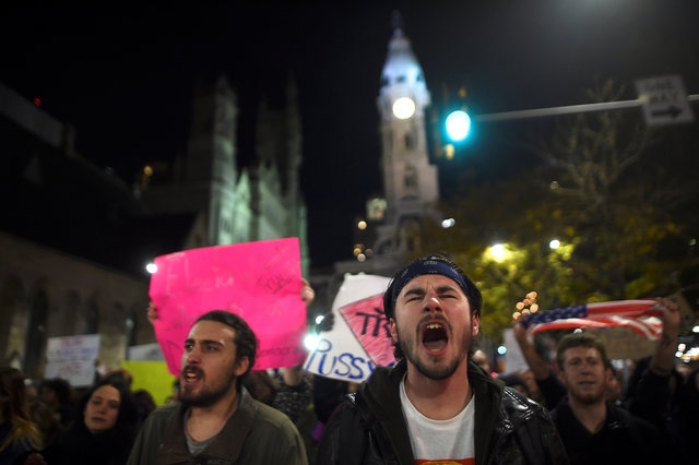 
Đến hôm qua 11/11, các cuộc biểu tình đã tiếp diễn đêm thứ 3 liên tiếp tại Denver, Minneapolis, Milwaukee, Portland, Oakland và vài thành phố khác của Mỹ, cũng như tại Vancouver, Canada. (Ảnh: Reuters)
