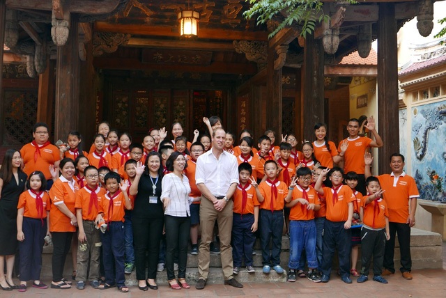 Hoàng tử Anh William uống cà phê, dạo phố cổ Hà Nội - 11
Hoàng tử William chụp ảnh lưu niệm cùng học sinh tiểu học Hồng Hà.