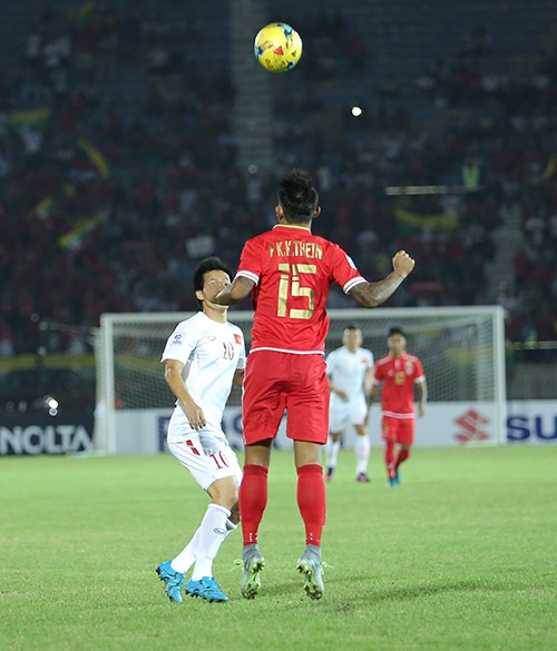 Myanmar 1-2 Việt Nam: Chiến thắng vất vả - 9
Ko Thein phá bóng trước sự áp sát của Văn Quyết, ảnh: T.Lương