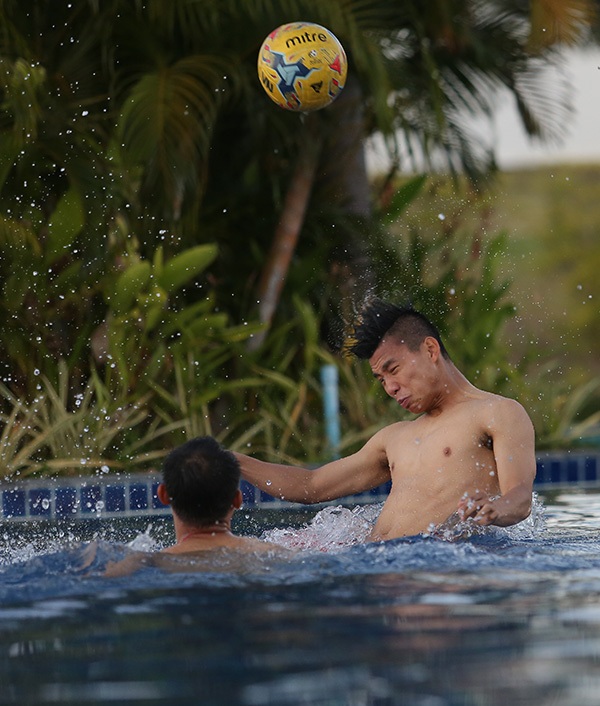 Các tuyển thủ đội tuyển Việt Nam nô đùa dưới bể bơi - 2 Các tuyển thủ đội tuyển Việt Nam nô đùa dưới bể bơi - 2