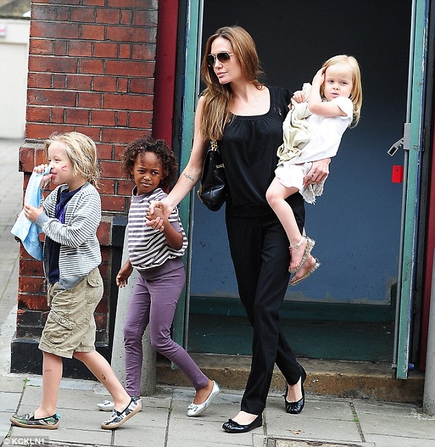 
Từ giờ tới 20/10, Angelina Jolie đang tạm giữ quyền giám hộ các con và Brad Pitt chỉ được phép thăm nuôi khi có người giám sát.
