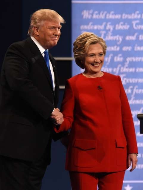 Clinton và Trump "khẩu chiến" gay gắt đến phút chót - 9
Clinton và Trump bắt tay trước khi bắt đầu tranh luận (Ảnh: AFP)