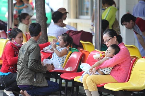 Quai bị: Đề phòng nhưng đừng quá lo - 1 Trẻ em khám bệnh tại Bệnh viện Nhi Đồng 1 Ảnh: HOÀNG TRIỀU