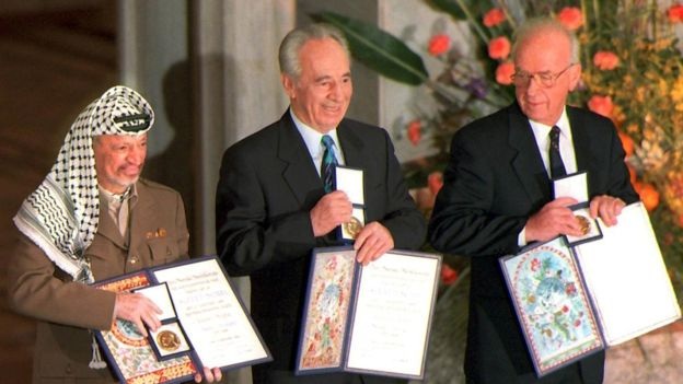 Cựu Tổng thống Israel Shimon Peres qua đời - 2
Ông Peres nhận giải Nobel Hòa Bình cùng Thủ tướng Israel Yitzhak Rabin và nhà lãnh đạo Palestine Yasser Arafat. (Ảnh: Getty)