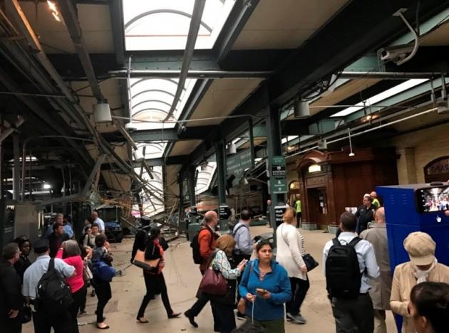 
Một phần ga Hoboken bị thiệt hại nặng (Ảnh: Reuters)
