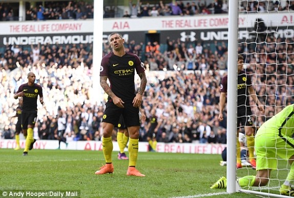 Tottenham 2-0 Man City: Thất bại đầu tiên của Guardiola - 6
Sự thất vọng của Kolarov