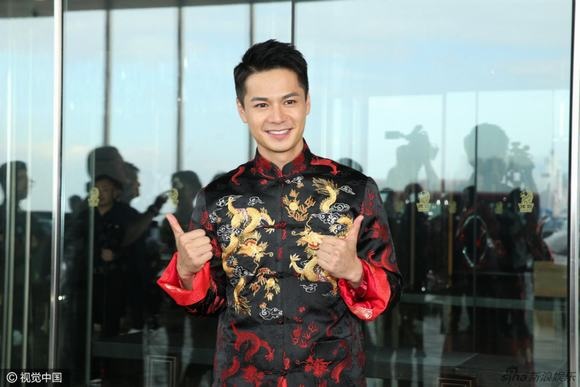 “Ảnh hậu TVB” Dương Di nức nở trong đám cưới với chồng trẻ - 21
Trước tiệc cưới tại khách sạn tối 2/10, sáng cùng ngày, chú rể La Trọng Khiêm cùng dàn phù rể đã tới nhà cô dâu Dương Di để làm lễ rước dâu.