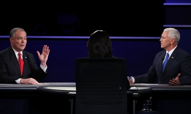 "Phó tướng" của Clinton ví ông Trump như "gã khùng" - 3
Các ứng viên trả lời các câu hỏi của người dẫn chương trình Elaine Quijano (Ảnh: AFP)