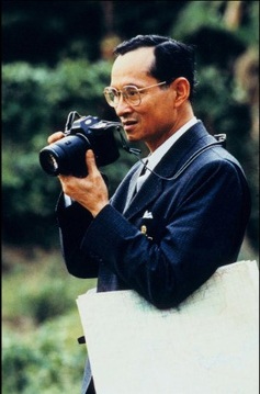 Những tài lẻ đáng ngưỡng mộ của Quốc vương Thái Lan - 5
Năm 1934, lần đầu tiên ông được tặng một chiếc máy ảnh, và điều này đã thôi thúc niềm đam mê chụp ảnh của ông. Người ta thường xuyên nhìn thấy ông với chiếc máy chụp ảnh đeo ở cổ. (Ảnh: Time)