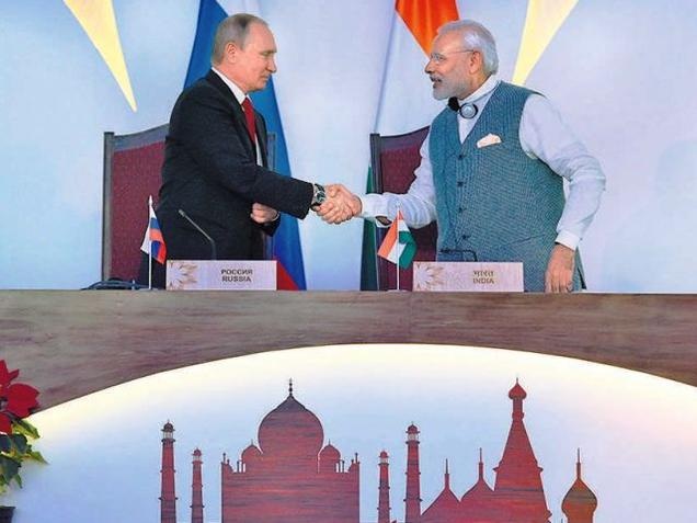 Ấn Độ chi 5 tỷ USD mua hệ thống phòng thủ hiện đại S-400 của Nga - 1
Tổng thống Nga Vladimir Putin và Thủ tướng Ấn Độ Narendra Modi hội đàm tại Goa, Ấn Độ ngày 15/10 (Ảnh: TheHindu)