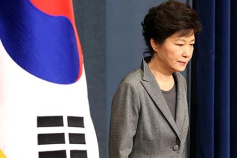 Nữ Tổng thống Hàn Quốc lên truyền hình xin lỗi dân - 1
Nữ Tổng thống Park-Geun-Hye cúi đầu xin lỗi người dân trên truyền hình