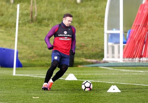 Rooney tươi rói trên sân tập cùng tuyển Anh - 11
Rooney tập luyện trên sân cùng các đồng đội