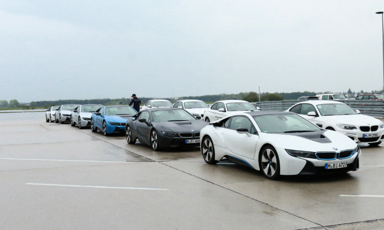 Trải nghiệm dành riêng cho thượng khách ở châu Âu - 1
Dàn chiến mã BMW i8 dành cho khách hàng trong chuyến đi hồi tháng 5/2016