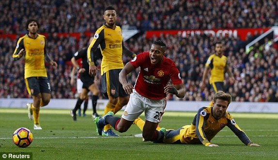 MU 1-1 Arsenal: Giroud cứu "Pháo thủ" - 2
Valencia ngã trong vòng cấm, nhưng không có phạt đền cho MU