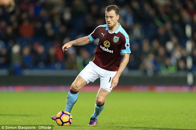 
Tiền đạo Ashley Barnes của Burnley đã quay trở lại thi đấu
