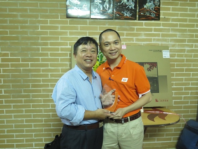 Gắn bó với FPT Telecom chỉ vì câu “xin lỗi” - 1
Phó TGĐ FPT Telecom Hoàng Trung Kiên tặng quà tri ân gia đình bác Vũ Đình Phương, khách hàng gắn bó với FPT Telecom chỉ vì câu “xin lỗi”.