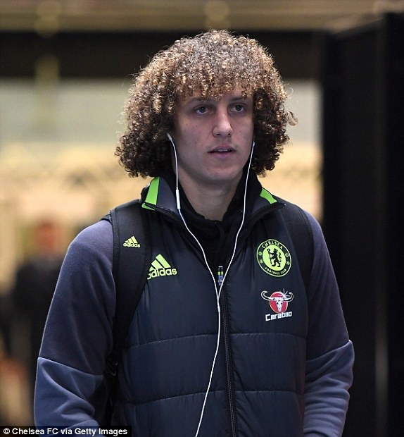 
Luiz tiến tới sân Etihad để chuẩn bị thi đấu
