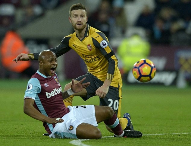 
Mustafi (phải) đang có 11 trận bất bại cùng Arsenal
