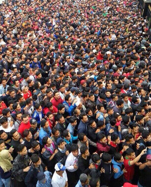 Vé chung kết AFF Cup 2016: Chen lấn kinh hoàng hơn cả Mỹ Đình - 1
Người Indonesia chen chúc nhau để mua vé xem chung kết lượt đi AFF Cup 2016