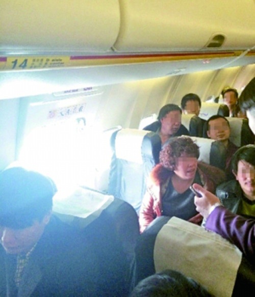 "Hồn nhiên" mở cửa thoát hiểm trên máy bay, du khách vẫn thoát khỏi án phạt - 1 "Hồn nhiên" mở cửa thoát hiểm trên máy bay, du khách vẫn thoát khỏi án phạt - 1